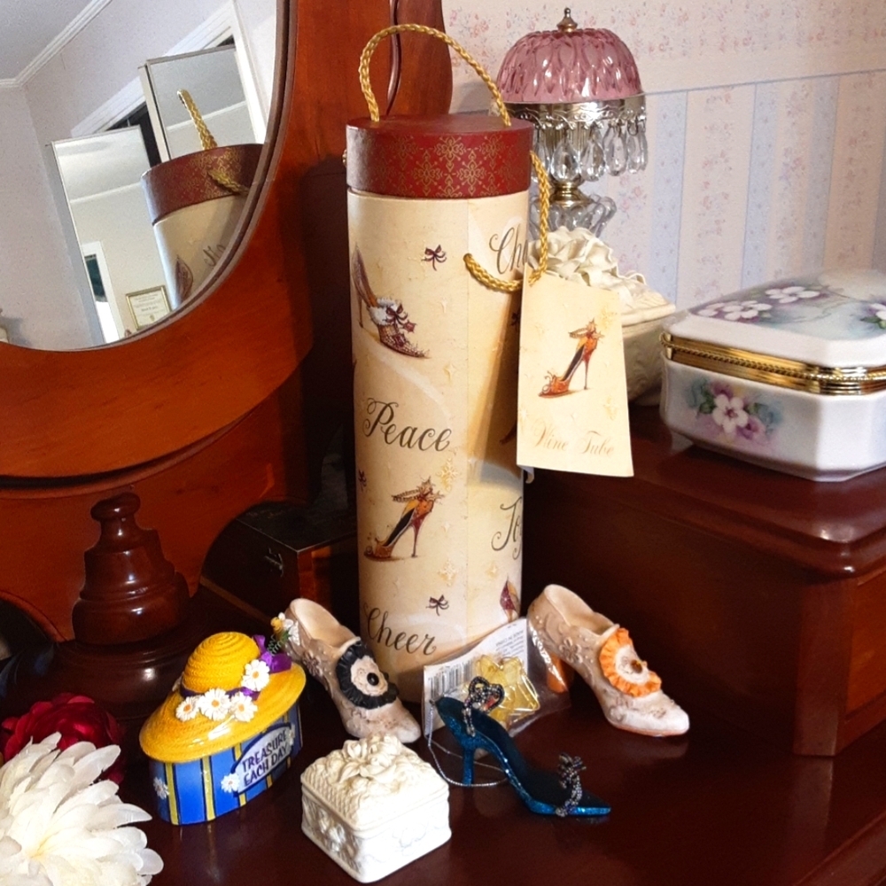ART IN MOTION "WINE TUBE" WITH 5 ACCENT PIECES